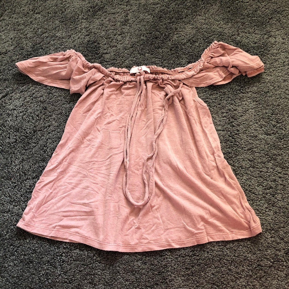 Q Pink Off-the-shoulder shirt
